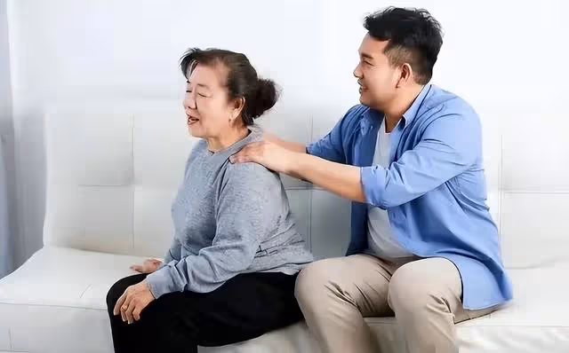 我住院兩個月兒子沒來一次,出院修改遺囑後,兒子兒媳連夜趕來