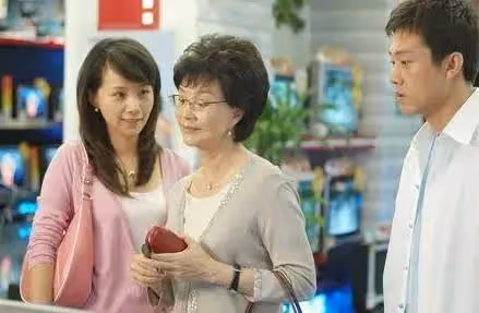 帶孫5年卻換來兒媳婦扇耳光,她跪求婆婆原諒,婆婆:我不該你的