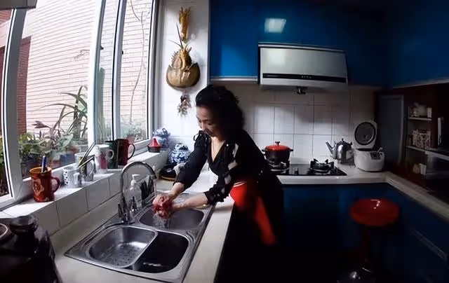 帶孫5年卻換來兒媳婦扇耳光,她跪求婆婆原諒,婆婆:我不該你的