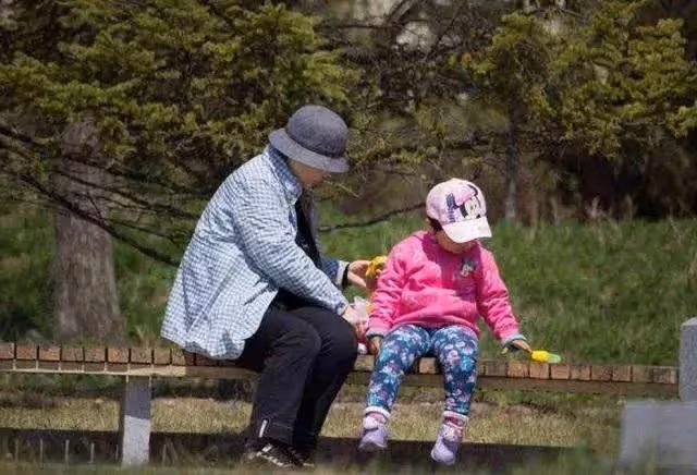 帶孫5年卻換來兒媳婦扇耳光,她跪求婆婆原諒,婆婆:我不該你的