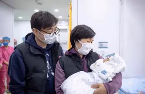 帶孫5年卻換來兒媳婦扇耳光,她跪求婆婆原諒,婆婆:我不該你的