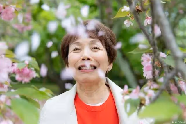 帶孫5年卻換來兒媳婦扇耳光,她跪求婆婆原諒,婆婆:我不該你的