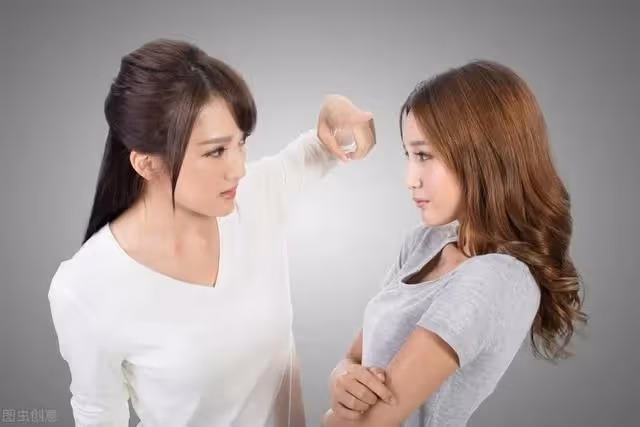 大姑姐嘲笑兒媳:我送媽8萬手鐲你卻送破蛋糕;婆婆怒:閉嘴滾蛋
