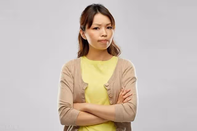 大姑姐嘲笑兒媳:我送媽8萬手鐲你卻送破蛋糕;婆婆怒:閉嘴滾蛋