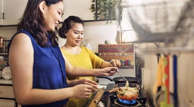 大姑姐嘲笑兒媳:我送媽8萬手鐲你卻送破蛋糕;婆婆怒:閉嘴滾蛋