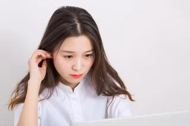 大姑姐嘲笑兒媳:我送媽8萬手鐲你卻送破蛋糕;婆婆怒:閉嘴滾蛋