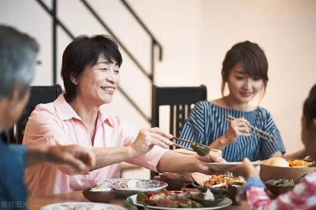 兒媳在婆家不幹活小姑子氣憤吵架,婆婆怒:我生病她守我7天你呢