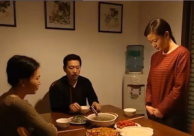 丈母娘給孫子出氣,踢了外孫一腳,八年後女婿:養老找你親孫子去