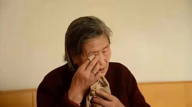 丈母娘給孫子出氣,踢了外孫一腳,八年後女婿:養老找你親孫子去