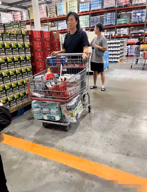 鄭伊健蒙嘉慧麻煩了!二人逛超市狂買飲品女方好焦慮,他倆在日本不好過呀