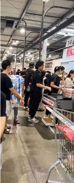 鄭伊健蒙嘉慧麻煩了!二人逛超市狂買飲品女方好焦慮,他倆在日本不好過呀