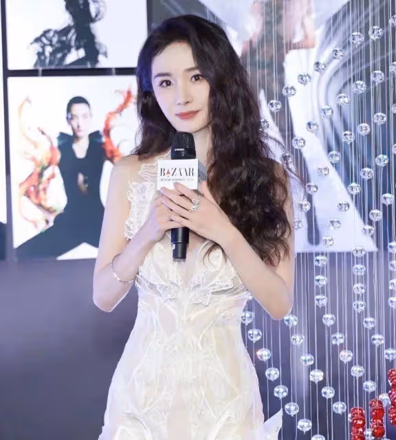 羨慕!楊冪離婚後更豐滿,低胸人魚裙凸顯好身材,36歲不輸少女