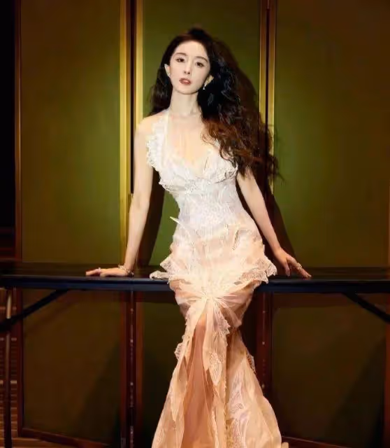 羨慕!楊冪離婚後更豐滿,低胸人魚裙凸顯好身材,36歲不輸少女