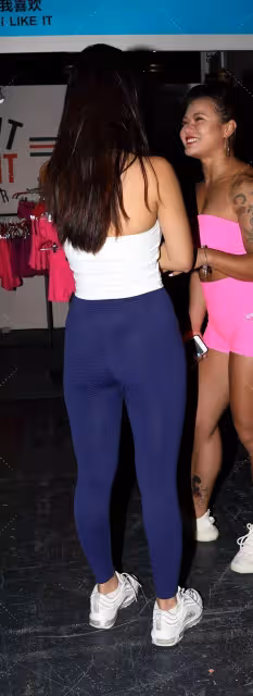 街頭穿瑜伽褲的美女:她們肥胖的身材盡顯自信與美麗,成為城市最搶眼的風景