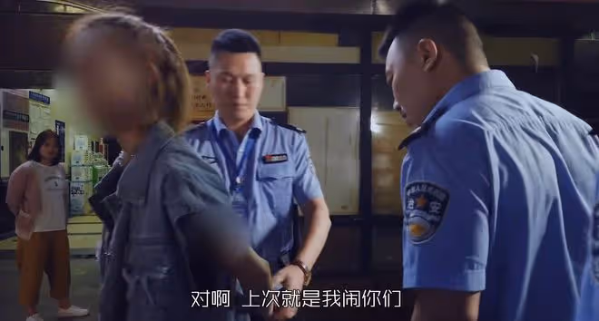 回顧:20年女子大鬧派出所對民警又打又踢,放言整個長沙我是老大