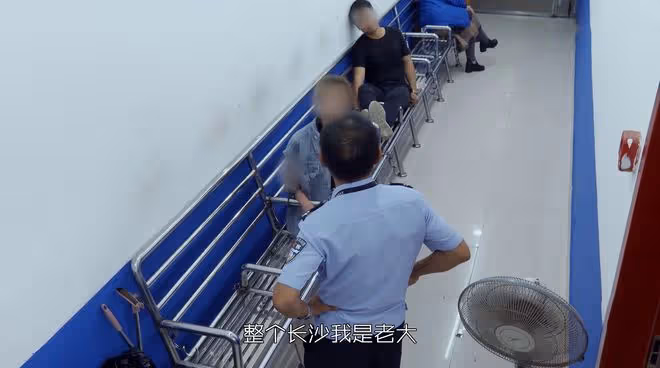 回顧:20年女子大鬧派出所對民警又打又踢,放言整個長沙我是老大