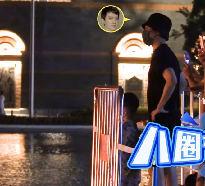 馮紹峰帶兒子看燈光秀,4歲想想氣質在線,牽手爸爸保姆像一家人