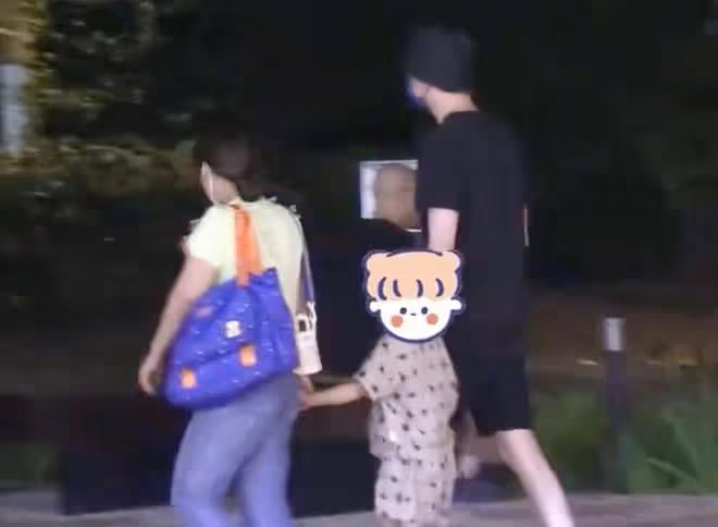 馮紹峰帶兒子看燈光秀,4歲想想氣質在線,牽手爸爸保姆像一家人