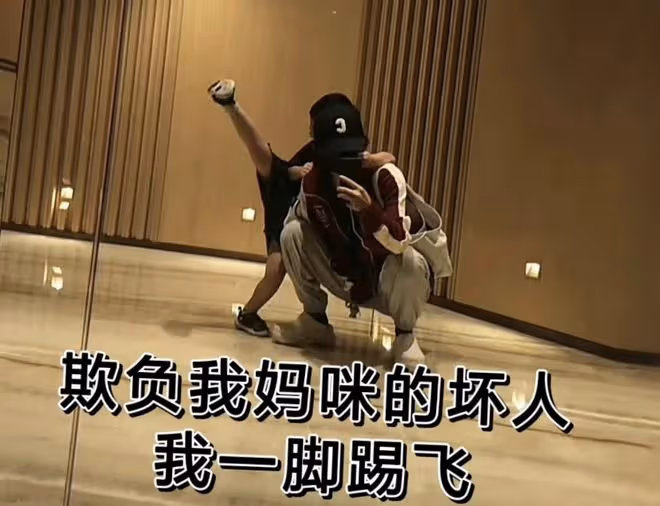 馮紹峰帶兒子看燈光秀,4歲想想氣質在線,牽手爸爸保姆像一家人