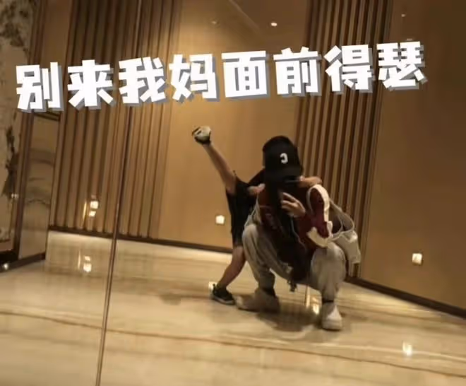 馮紹峰帶兒子看燈光秀,4歲想想氣質在線,牽手爸爸保姆像一家人