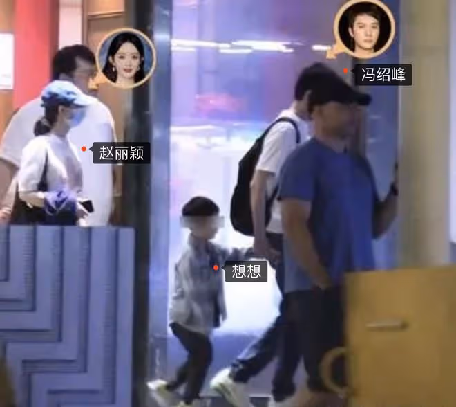 馮紹峰帶兒子看燈光秀,4歲想想氣質在線,牽手爸爸保姆像一家人