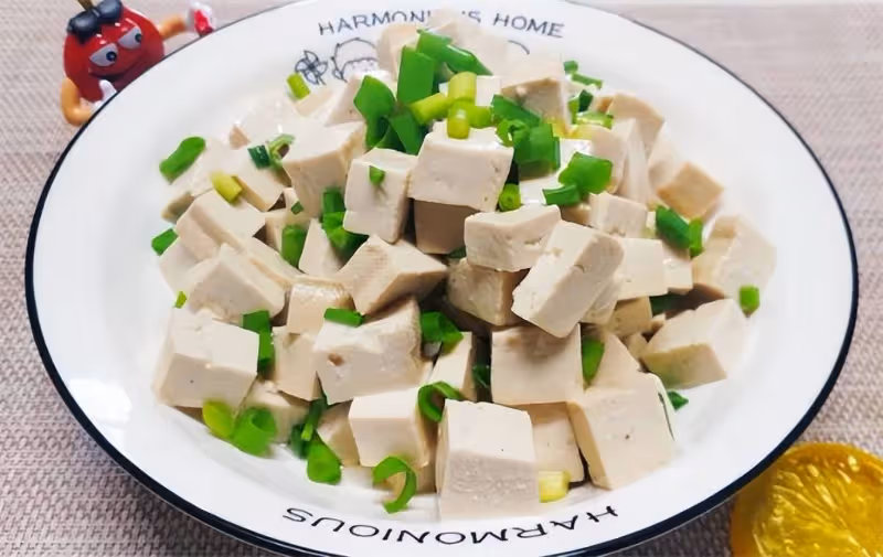 小蔥拌豆腐在家學會這樣做,蔥香濃郁清淡爽口,上桌就光碟