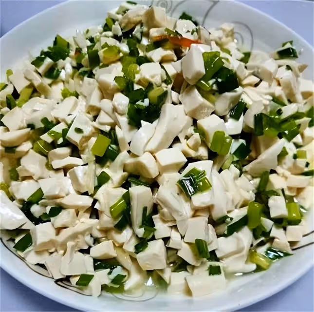 小蔥拌豆腐在家學會這樣做,蔥香濃郁清淡爽口,上桌就光碟