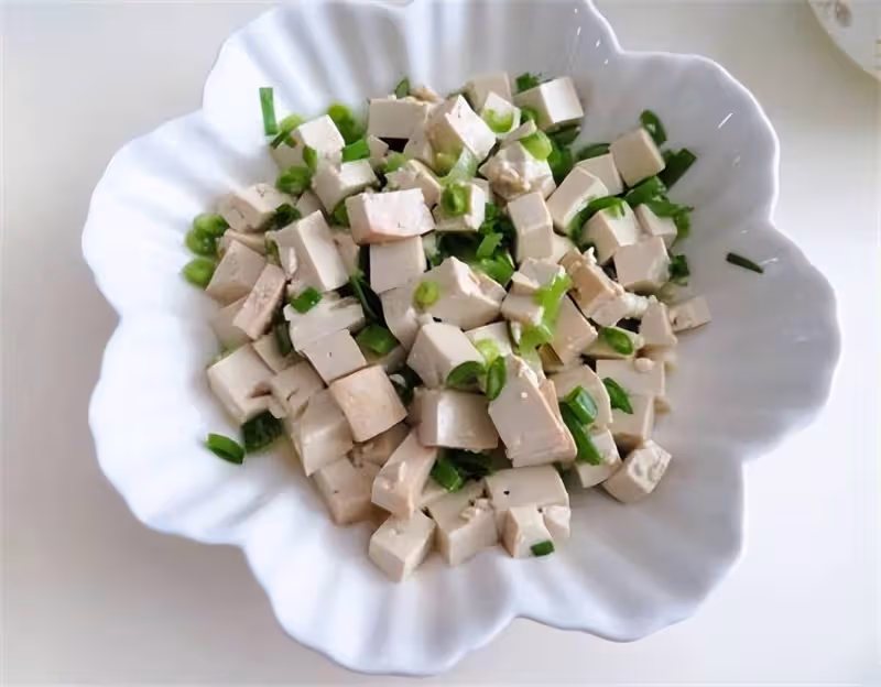 小蔥拌豆腐在家學會這樣做,蔥香濃郁清淡爽口,上桌就光碟