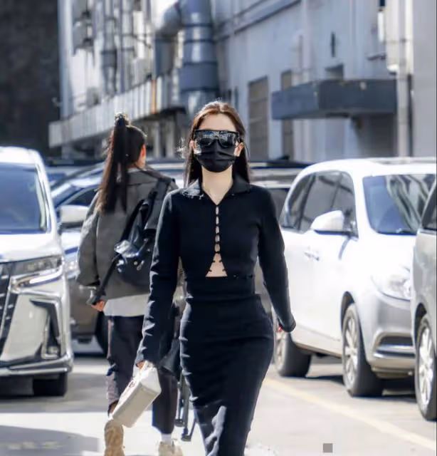 虞書欣現身橫店生圖引熱議！盡顯好身材，堪比模特走秀現場！