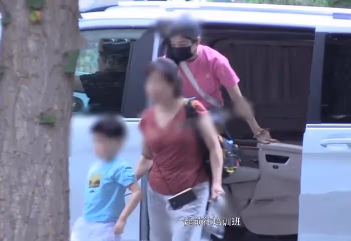 陳妍希帶兒子學武術,為小星星拍視頻,抱其坐在腿上互動溫馨