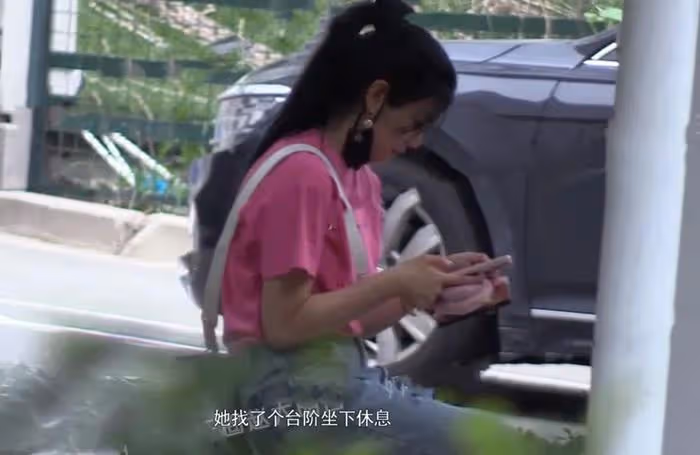 陳妍希帶兒子學武術,為小星星拍視頻,抱其坐在腿上互動溫馨