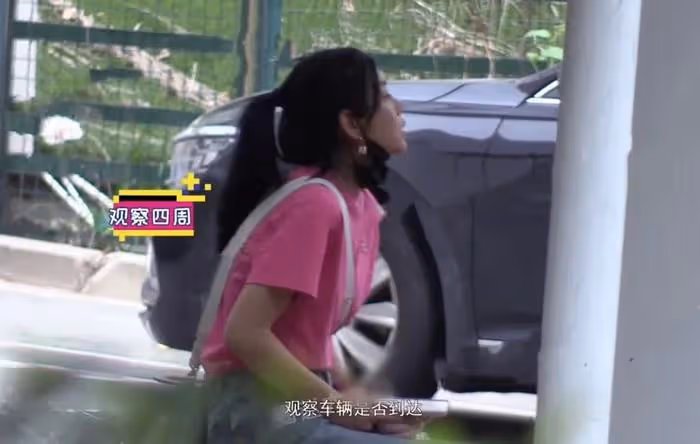 陳妍希帶兒子學武術,為小星星拍視頻,抱其坐在腿上互動溫馨