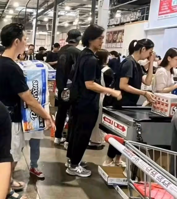 鄭伊健蒙嘉慧日本逛街被拍,鄭伊健又黑又瘦變滄桑,蒙嘉慧疑懷孕