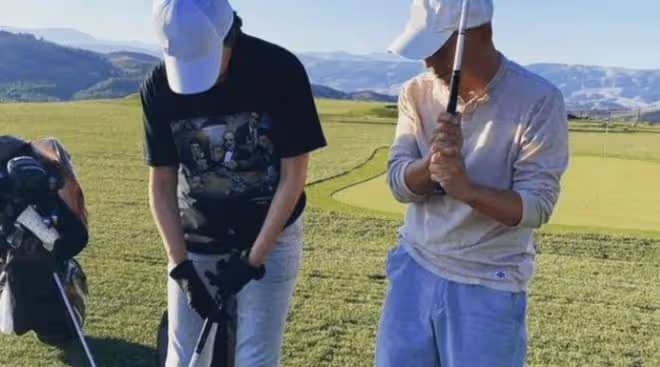 49歲徐靜蕾日本旅遊打高爾夫,住豪華2600元酒店,腰部現3層整肉