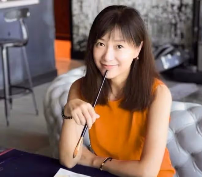 49歲徐靜蕾日本旅遊打高爾夫，住豪華2600元酒店，腰部現3層整肉