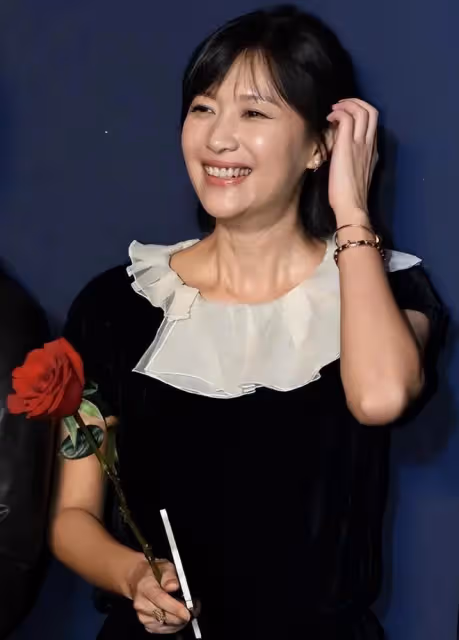 49歲徐靜蕾日本旅遊打高爾夫，住豪華2600元酒店，腰部現3層整肉