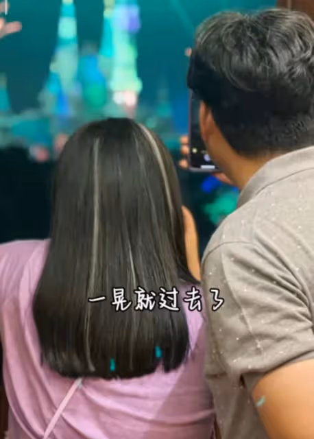 王岳倫送愛女出國上學,夸女兒越來越成熟優秀,王詩齡落淚告別