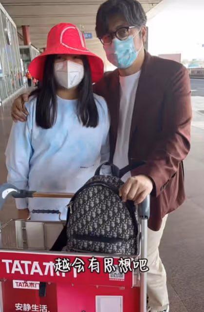 王岳倫送愛女出國上學，夸女兒越來越成熟優秀，王詩齡落淚告別