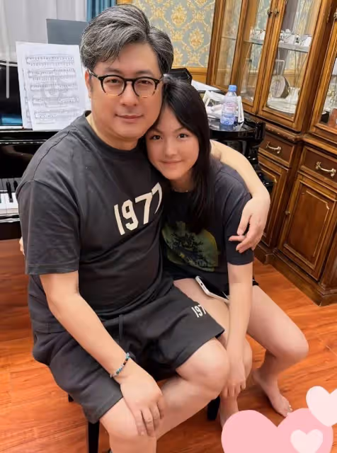 王岳倫送愛女出國上學，夸女兒越來越成熟優秀，王詩齡落淚告別