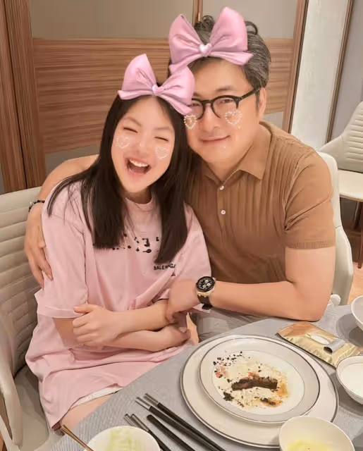 王岳倫送愛女出國上學,夸女兒越來越成熟優秀,王詩齡落淚告別