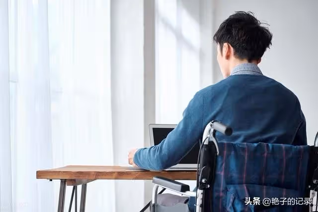 趁著老公和婆婆不在家,公公偷偷打開我的房門,塞給我一個袋子