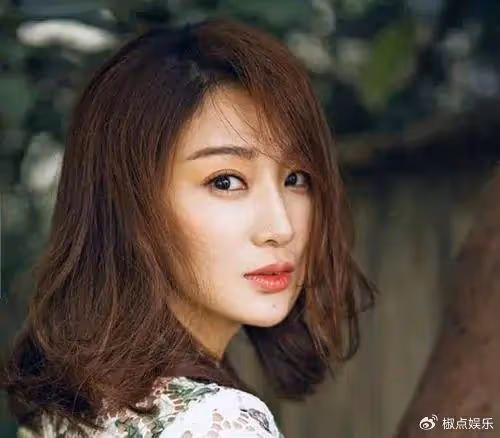 他,長得帥演技好,出道多年卻不火,36歲娶「軍花」為妻一生幸福