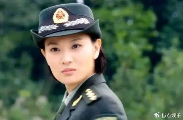他,長得帥演技好,出道多年卻不火,36歲娶「軍花」為妻一生幸福