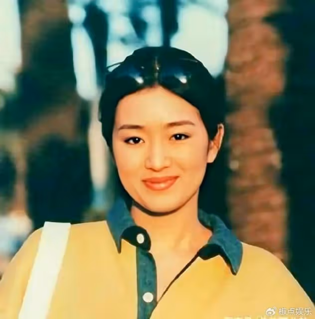 他錯過鞏俐,29歲娶初戀為妻,攜手相伴30年,這就是最好的愛情
