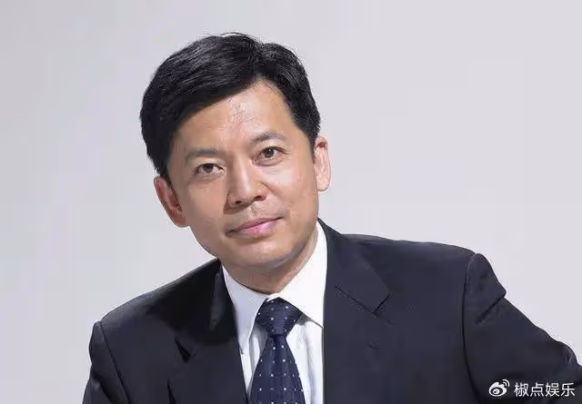 他錯過鞏俐，29歲娶初戀為妻，攜手相伴30年，這就是最好的愛情