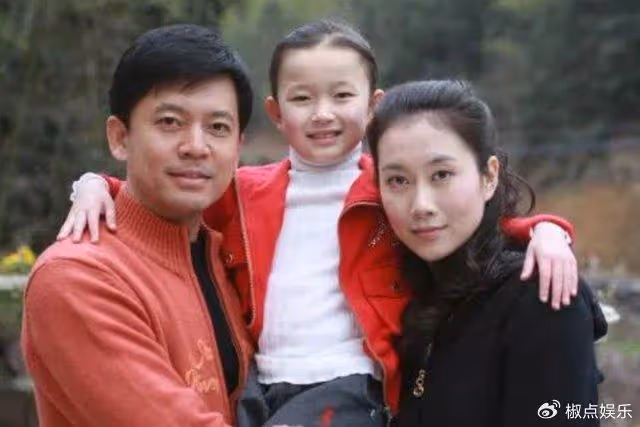 他錯過鞏俐，29歲娶初戀為妻，攜手相伴30年，這就是最好的愛情