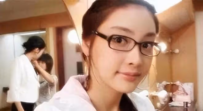 同時「伺候」父子倆,被玩到走不了路,大尺度5P更是不忍直視!