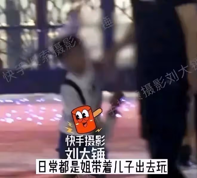張柏芝帶三胎兒子玩耍,5歲張禮承手拿玩具,和母親甜蜜互動