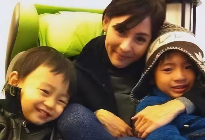 張柏芝帶三胎兒子玩耍,5歲張禮承手拿玩具,和母親甜蜜互動