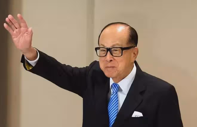 96歲李嘉誠回汕頭探親,獲高規格接待路邊站滿人,梁洛施未陪同